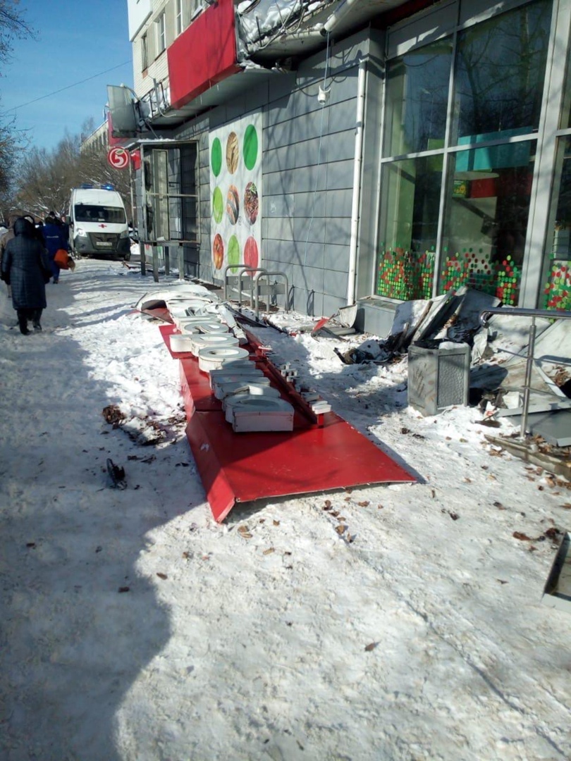 Женщина погибла из-за падения вывески магазина «Пятерочка» в Нижнем Новгороде 1 марта - фото 1