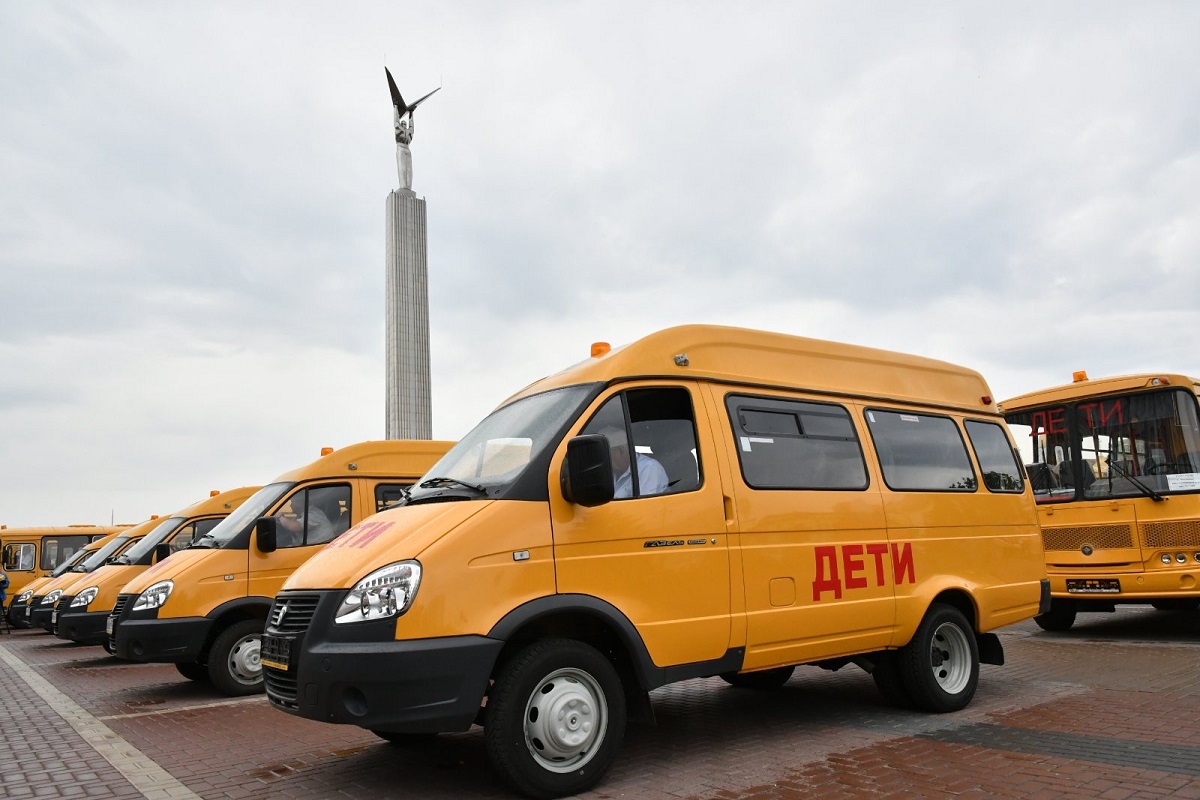 Новые школьные автобусы передали в 33 сельских школы Самарской области