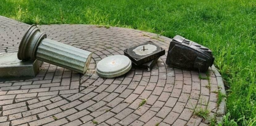 Памятник школьному портфелю сломали в Сормовском районе - фото 1