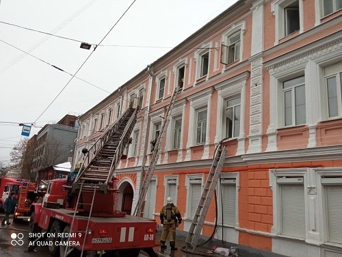 Пожар вспыхнул в доме-ОКН на Пискунова в Нижнем Новгороде 28 ноября - фото 1