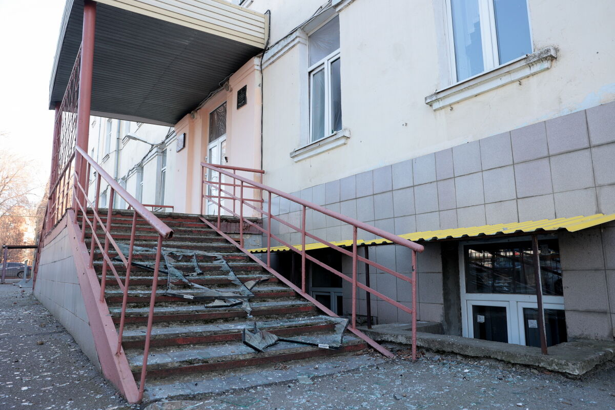 В Таганроге после атаки БПЛА повреждены дома, колледж и десятки автомобилей - фото 1