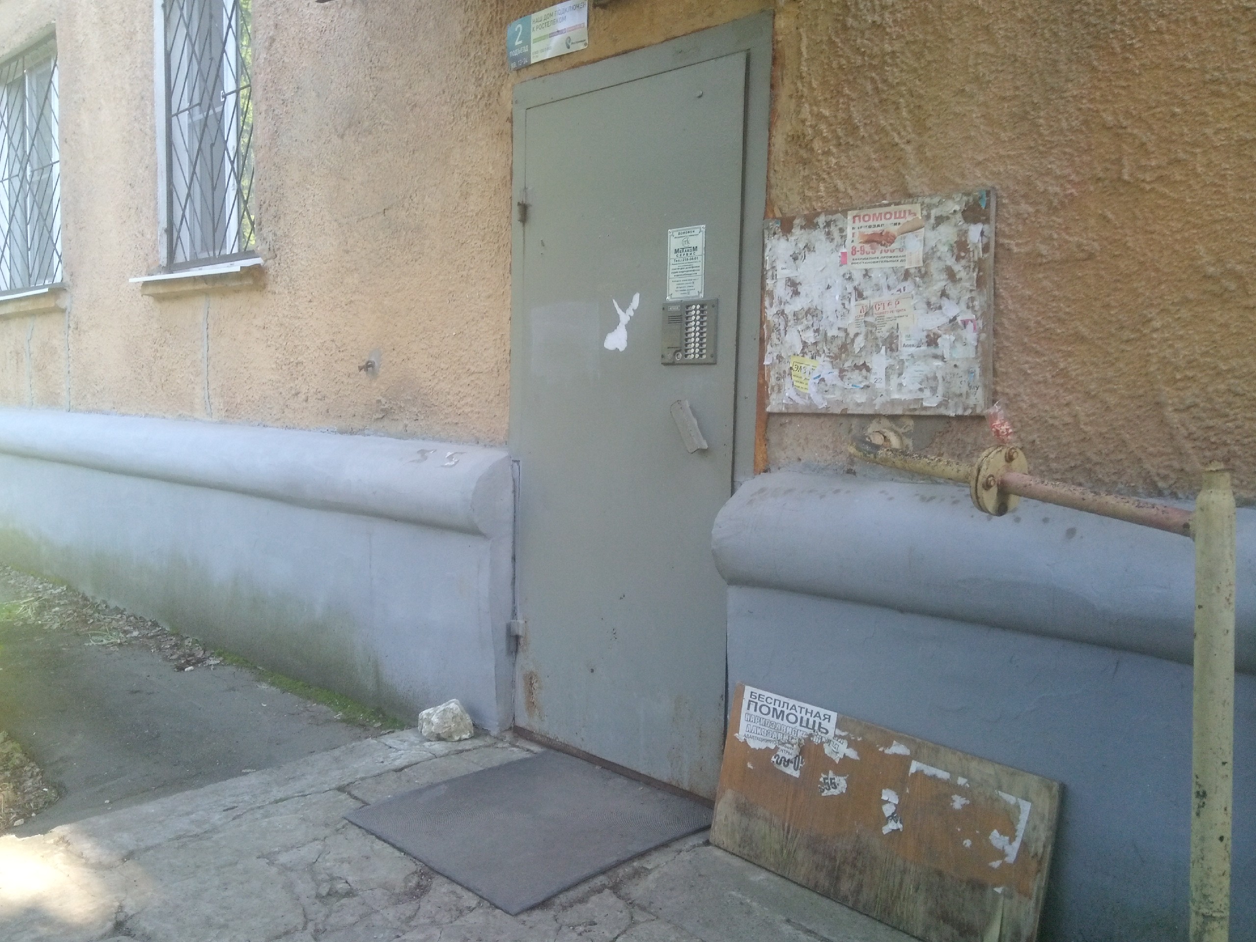 Из многоквартирных домов в Воронеже начали воровать входные дверей с домофонами и батареи отопления - фото 1