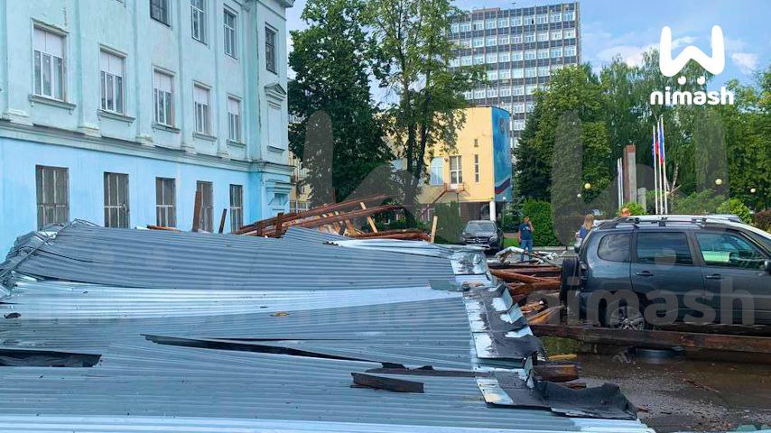 Крышу Сормовского техникума снесло из-за урагана в Нижнем Новгороде