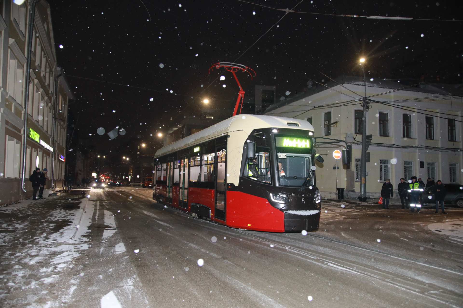 Никитин и Головченко проехали по улицам Нижнего Новгорода на новом трамвае «МиНиН»  - фото 1