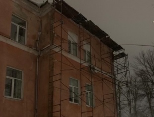 Снежная лавины с крыши убила рабочего во время ремонта дома в Кстове  - фото 1