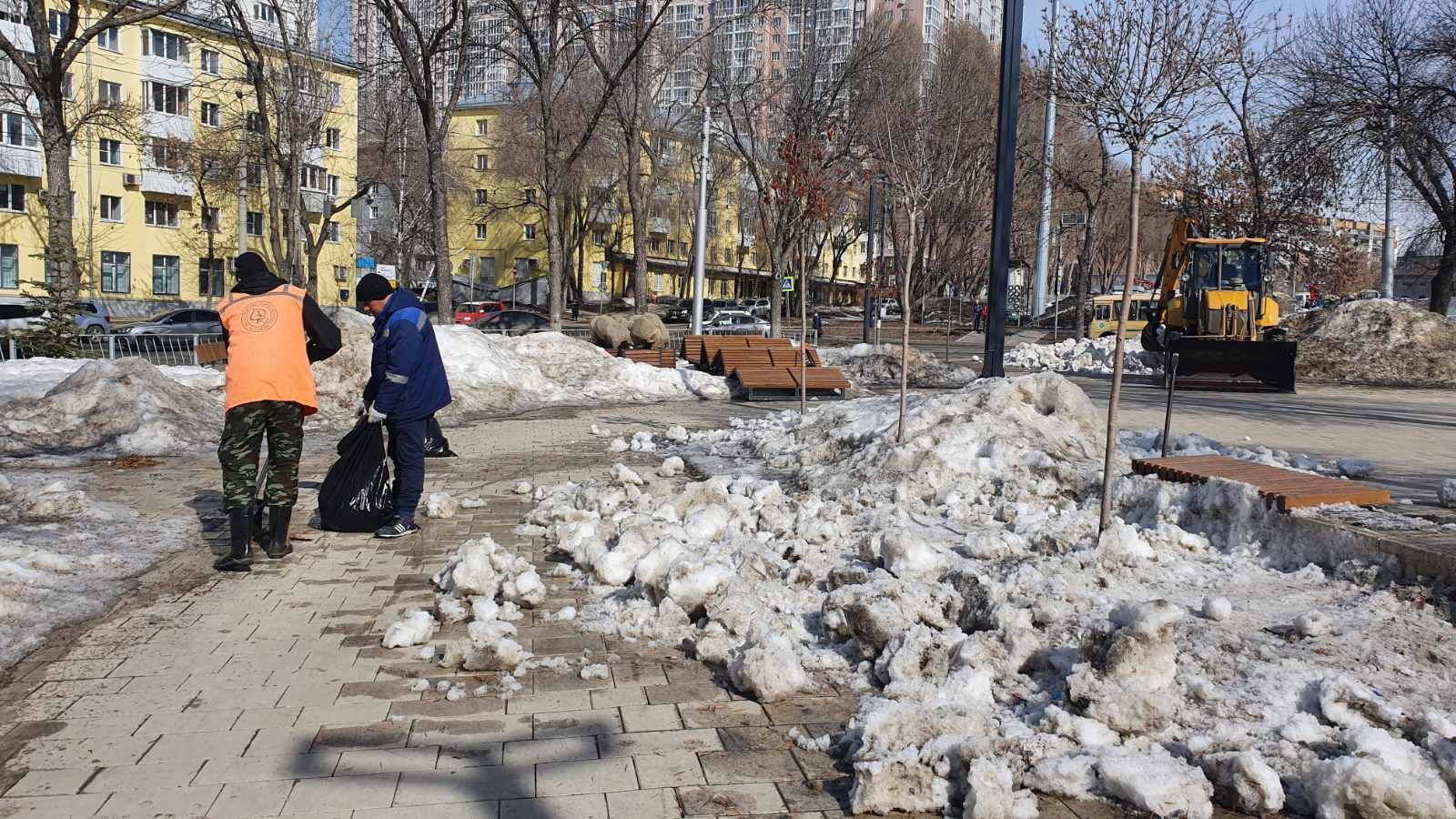 В Самаре приводят в порядок Крымскую площадь после зимы