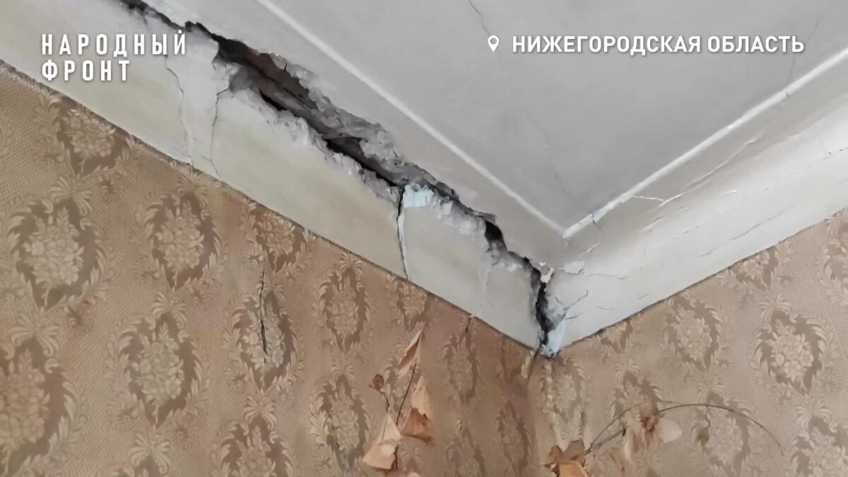Гигантские трещины расползлись по жилому дому у метромоста в Нижнем Новгороде - фото 1