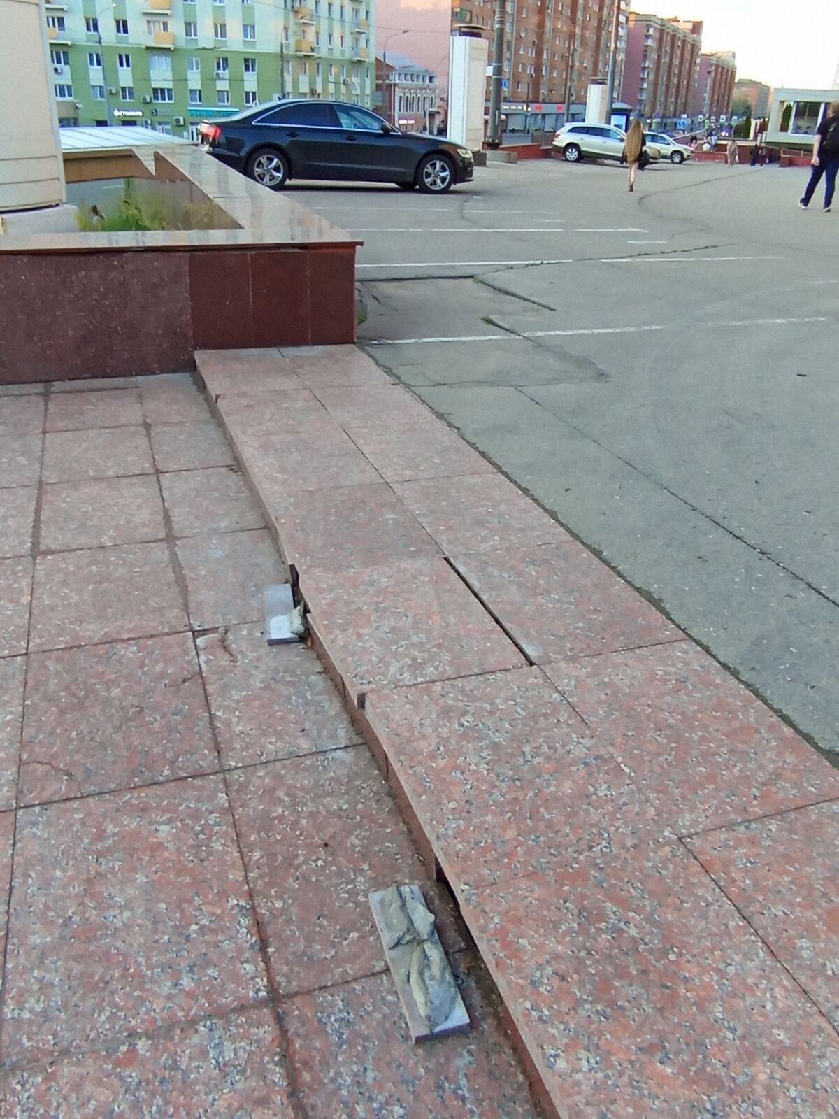 Плитка на площади Горького в Нижнем Новгороде снова развалилась