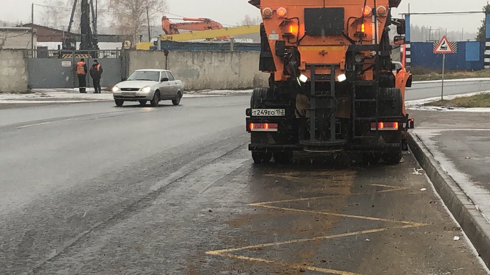 Около 80 коммунальных машин обрабатывают дороги Нижнего Новгорода от гололеда 7 ноября - фото 1