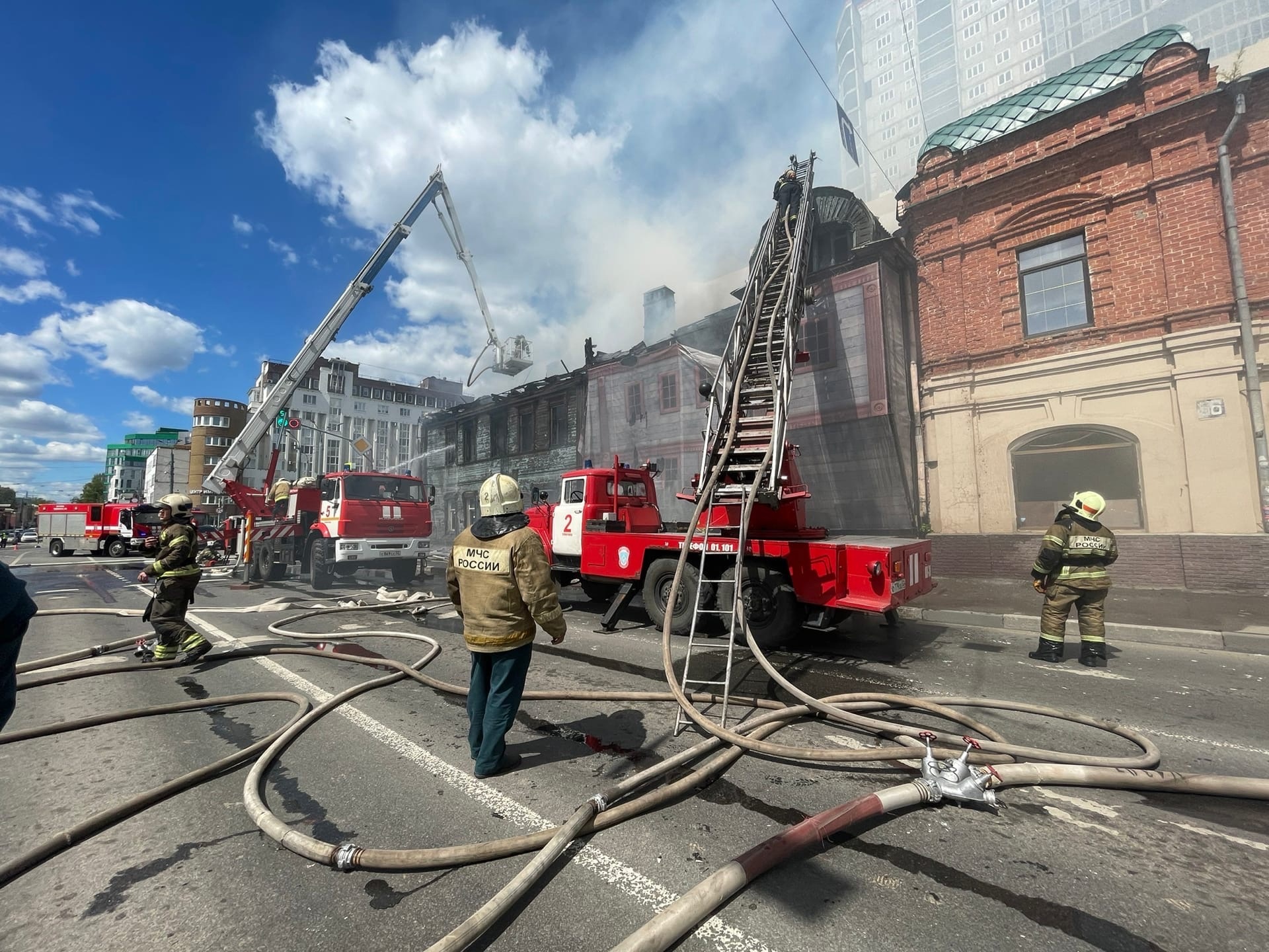 Движение пешеходов ограничат вдоль пострадавших от пожара домов на Большой Печерской - фото 1