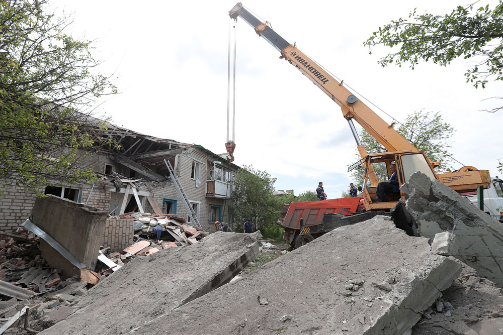 Пострадавший от взрыва газа дом в поселке Каменского района демонтирую