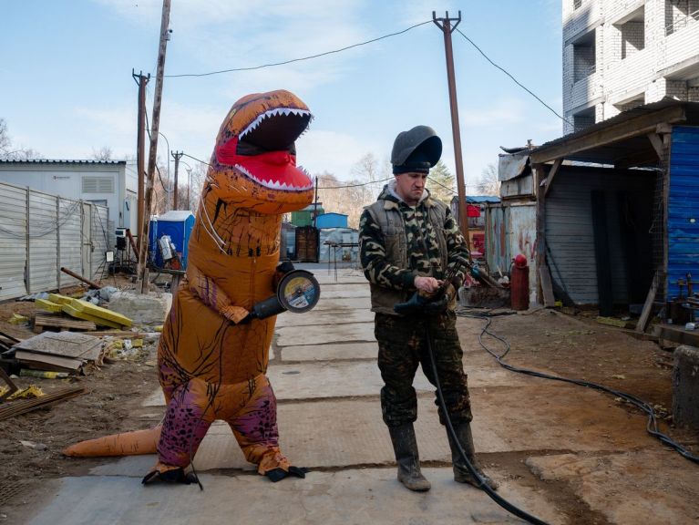 Строители отмечают День смеха